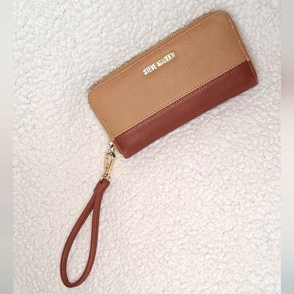 Steve Madden Leather Wallet with Wrist Strap - Picture 2 of 11